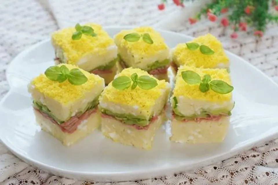 BÁNH KHOAI TÂY KẸP THỊT ĐÃ MIỆNG NGON MẮT