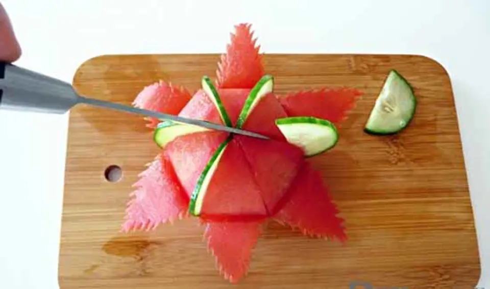BÔNG HOA TỪ CÀ CHUA VÀ DƯA CHUỘT