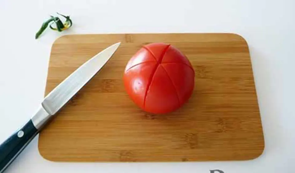 BÔNG HOA TỪ CÀ CHUA VÀ DƯA CHUỘT