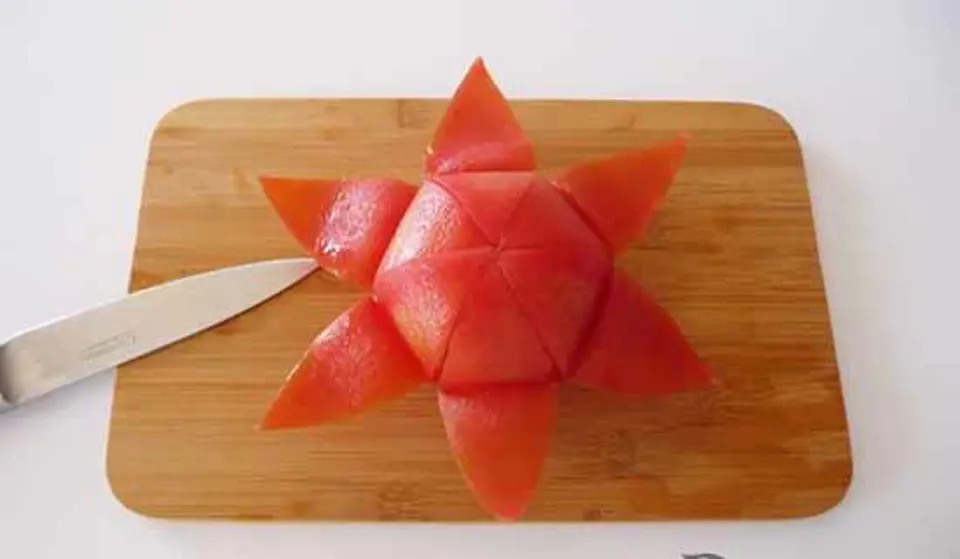 BÔNG HOA TỪ CÀ CHUA VÀ DƯA CHUỘT