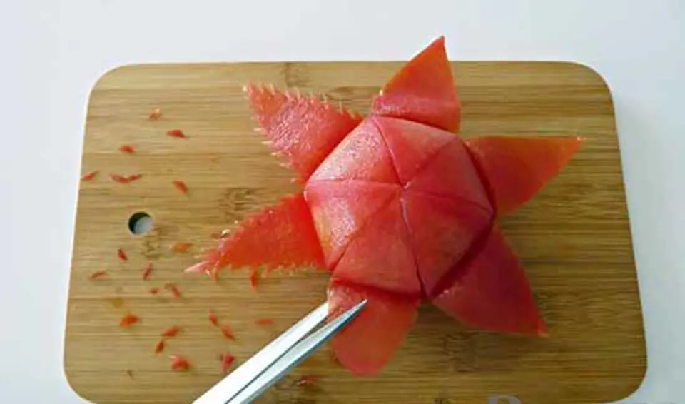 BÔNG HOA TỪ CÀ CHUA VÀ DƯA CHUỘT