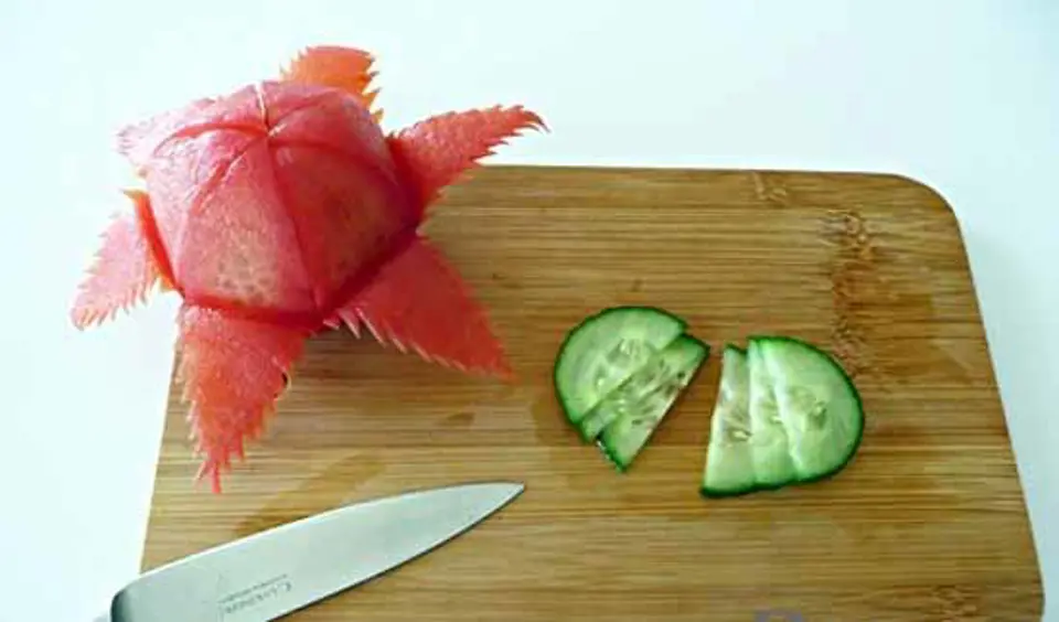BÔNG HOA TỪ CÀ CHUA VÀ DƯA CHUỘT