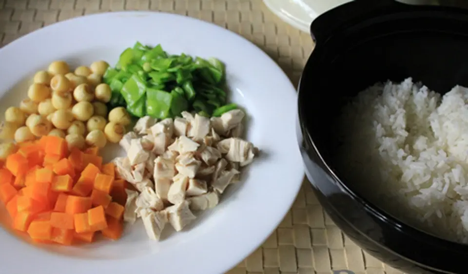 CƠM GÀ HẤP LÁ SEN CƠM GÀ HẤP LÁ SEN