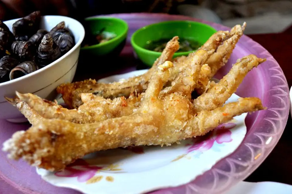 ĐẾN TÔN THẤT THIỆP ĂN ỐC LUỘC, CHÂN GÀ CHIÊN GIÒN