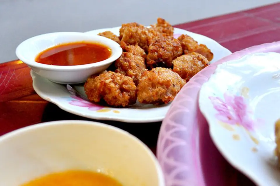 ĐẾN TÔN THẤT THIỆP ĂN ỐC LUỘC, CHÂN GÀ CHIÊN GIÒN
