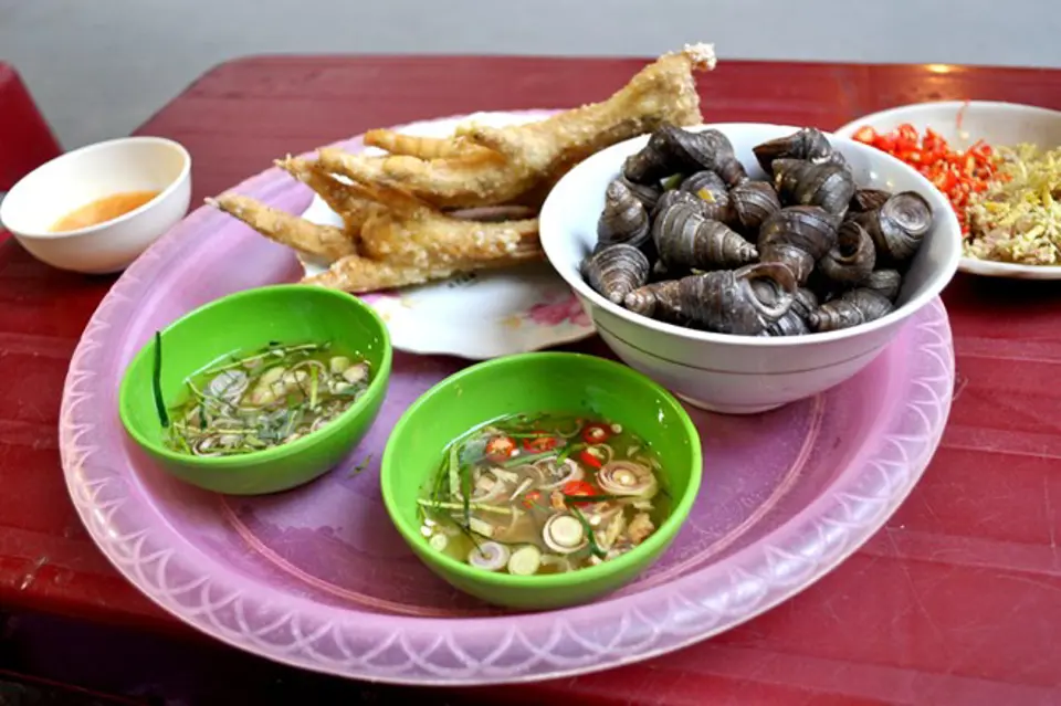 ĐẾN TÔN THẤT THIỆP ĂN ỐC LUỘC, CHÂN GÀ CHIÊN GIÒN