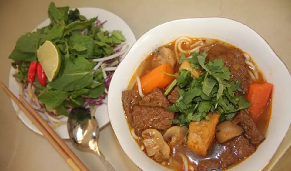 ĐỘC ĐÁO BÚN BÒ HUẾ CHAY CHO THÁNG BẢY