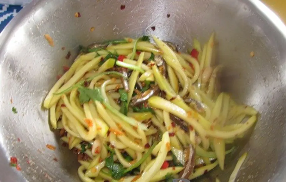 GỎI XOÀI CAY- MÓN NGON KHÓ CƯỠNG MÙA HÈ