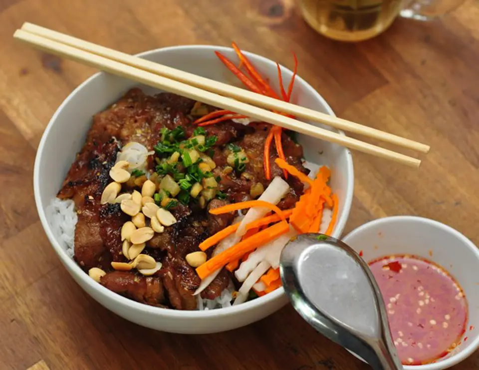 HÀ NỘI: BÚN THỊT NƯỚNG TẨM MẬT ONG Ở HOÀNG QUỐC VIỆT NGON MIỄN CHÊ