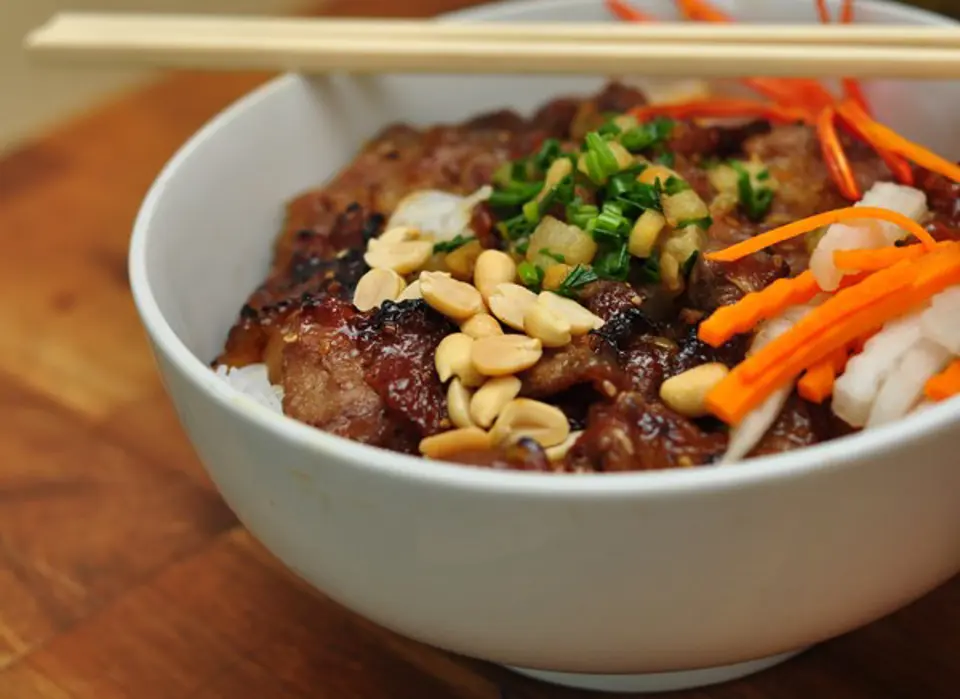 HÀ NỘI: BÚN THỊT NƯỚNG TẨM MẬT ONG Ở HOÀNG QUỐC VIỆT NGON MIỄN CHÊ