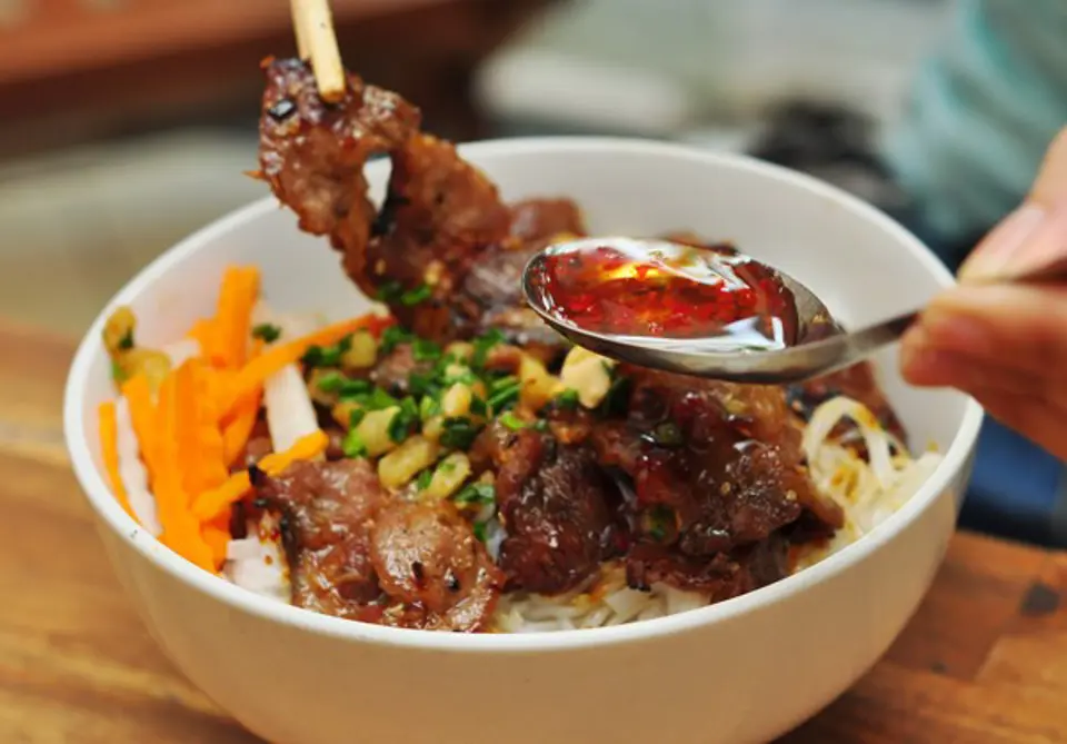 HÀ NỘI: BÚN THỊT NƯỚNG TẨM MẬT ONG Ở HOÀNG QUỐC VIỆT NGON MIỄN CHÊ