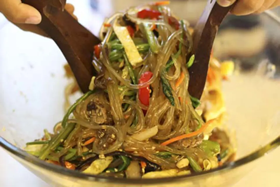 KHÉO TAY LÀM MIẾN TRỘN HÀN QUỐC CHO CẢ NHÀ