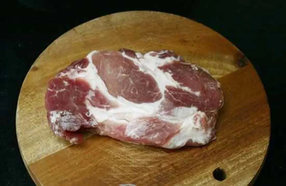 LÀM SẠCH THỚT GỖ CHỈ BẰNG CHANH VÀ MUỐI