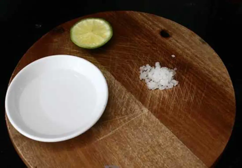 LÀM SẠCH THỚT GỖ CHỈ BẰNG CHANH VÀ MUỐI