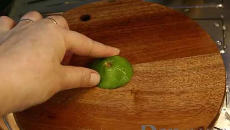LÀM SẠCH THỚT GỖ CHỈ BẰNG CHANH VÀ MUỐI