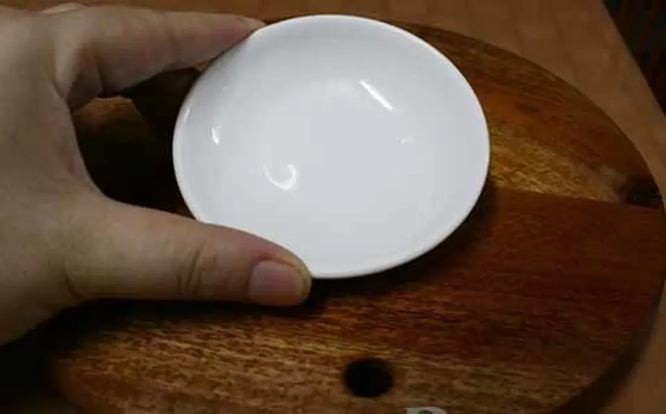 LÀM SẠCH THỚT GỖ CHỈ BẰNG CHANH VÀ MUỐI