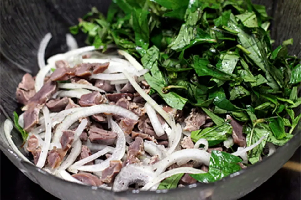 LÒNG GÀ TRỘN MÓN ĂN BÌNH DỊ THÂN QUEN
