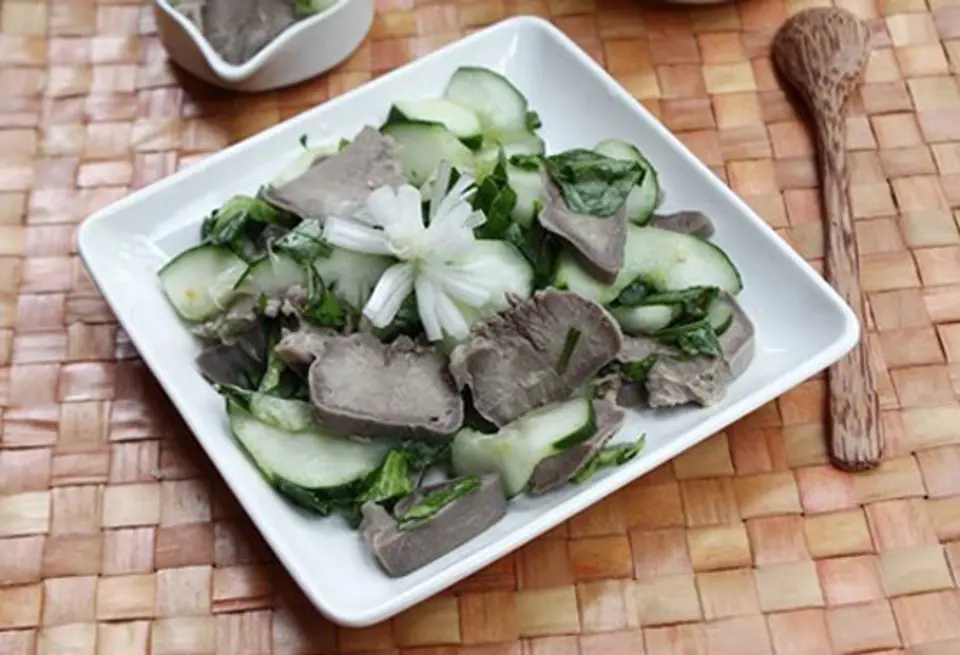 LƯỠI HEO TRỘN DƯA LEO NGON GIÒN SỪN SỰT