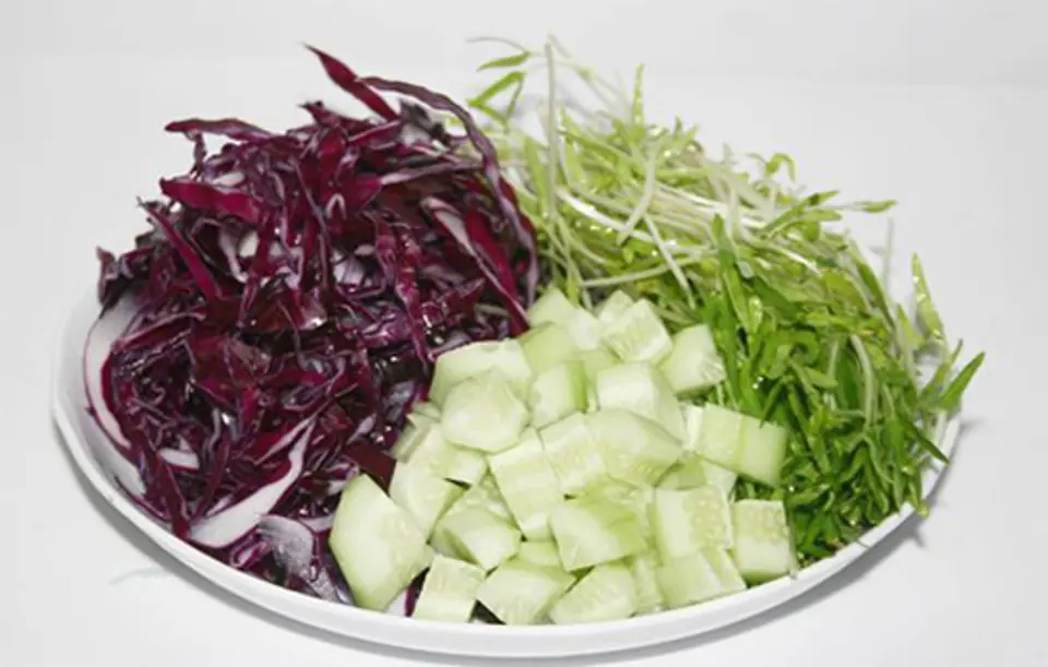 SALAD RAU MẦM VÀ BẮP CẢI TÍM GIÚP ĐẸP DÁNG, SÁNG DA
