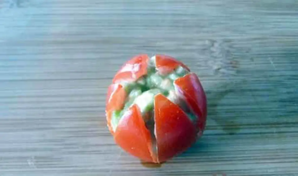 SALAD THANH CUA VÀ NẤM THÀNH GIỎ HOA TULIP