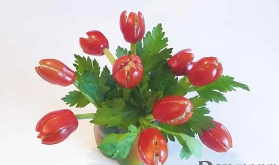SALAD THANH CUA VÀ NẤM THÀNH GIỎ HOA TULIP