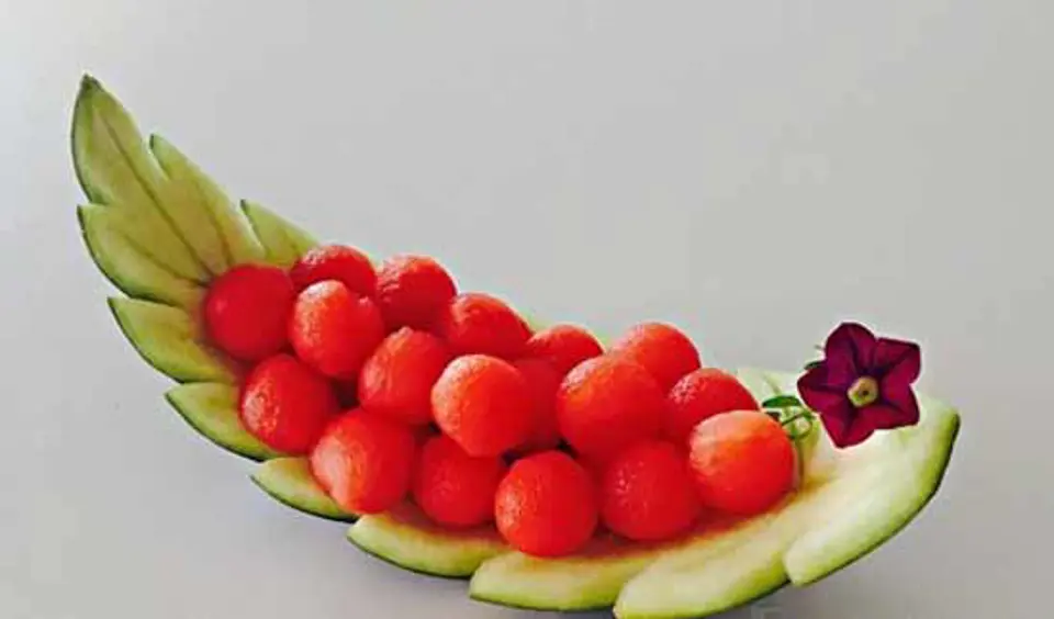 VỎ DƯA HẤU BIẾN THÀNH LÁ ĐỰNG HOA QUẢ XINH ĐẸP