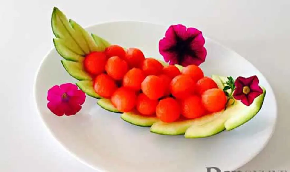 VỎ DƯA HẤU BIẾN THÀNH LÁ ĐỰNG HOA QUẢ XINH ĐẸP