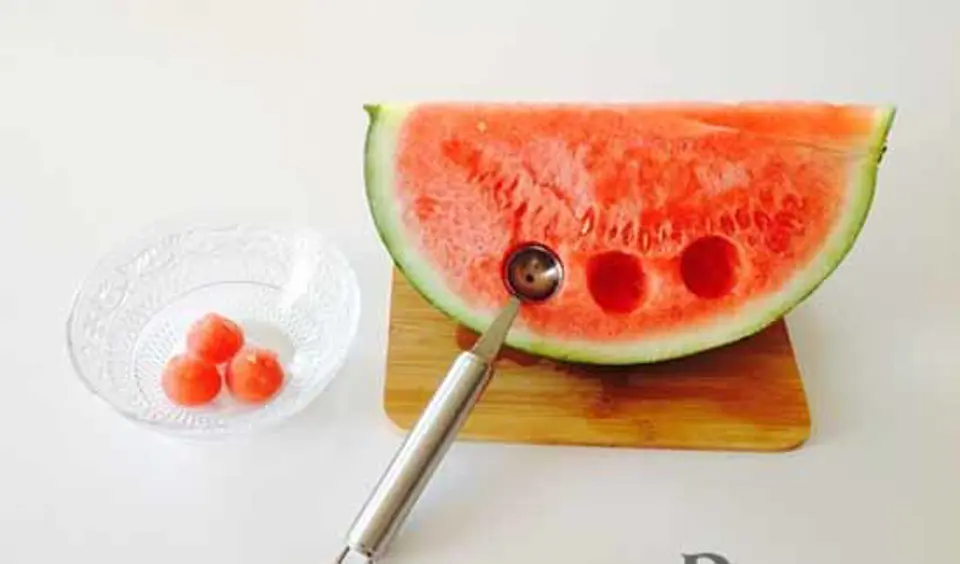 VỎ DƯA HẤU BIẾN THÀNH LÁ ĐỰNG HOA QUẢ XINH ĐẸP