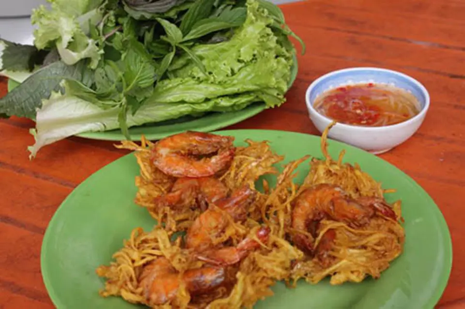 ĂN BÁNH TÔM HỒ TÂY ĐÚNG KIỂU Ở GIỮA LÒNG SÀI GÒN