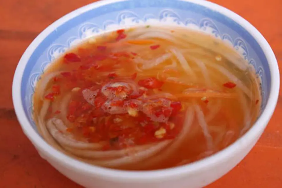 ĂN BÁNH TÔM HỒ TÂY ĐÚNG KIỂU Ở GIỮA LÒNG SÀI GÒN