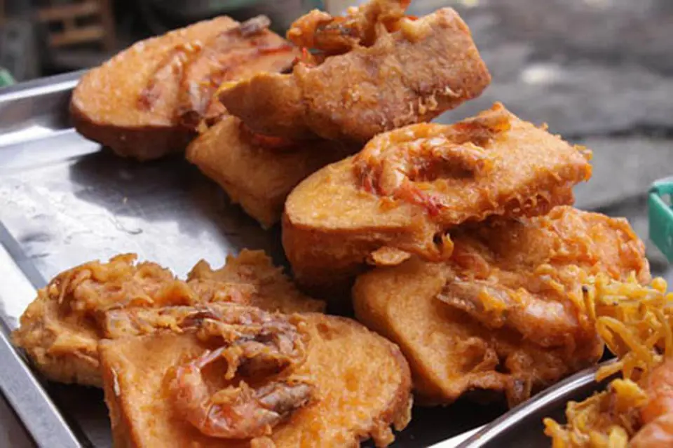 ĂN BÁNH TÔM HỒ TÂY ĐÚNG KIỂU Ở GIỮA LÒNG SÀI GÒN