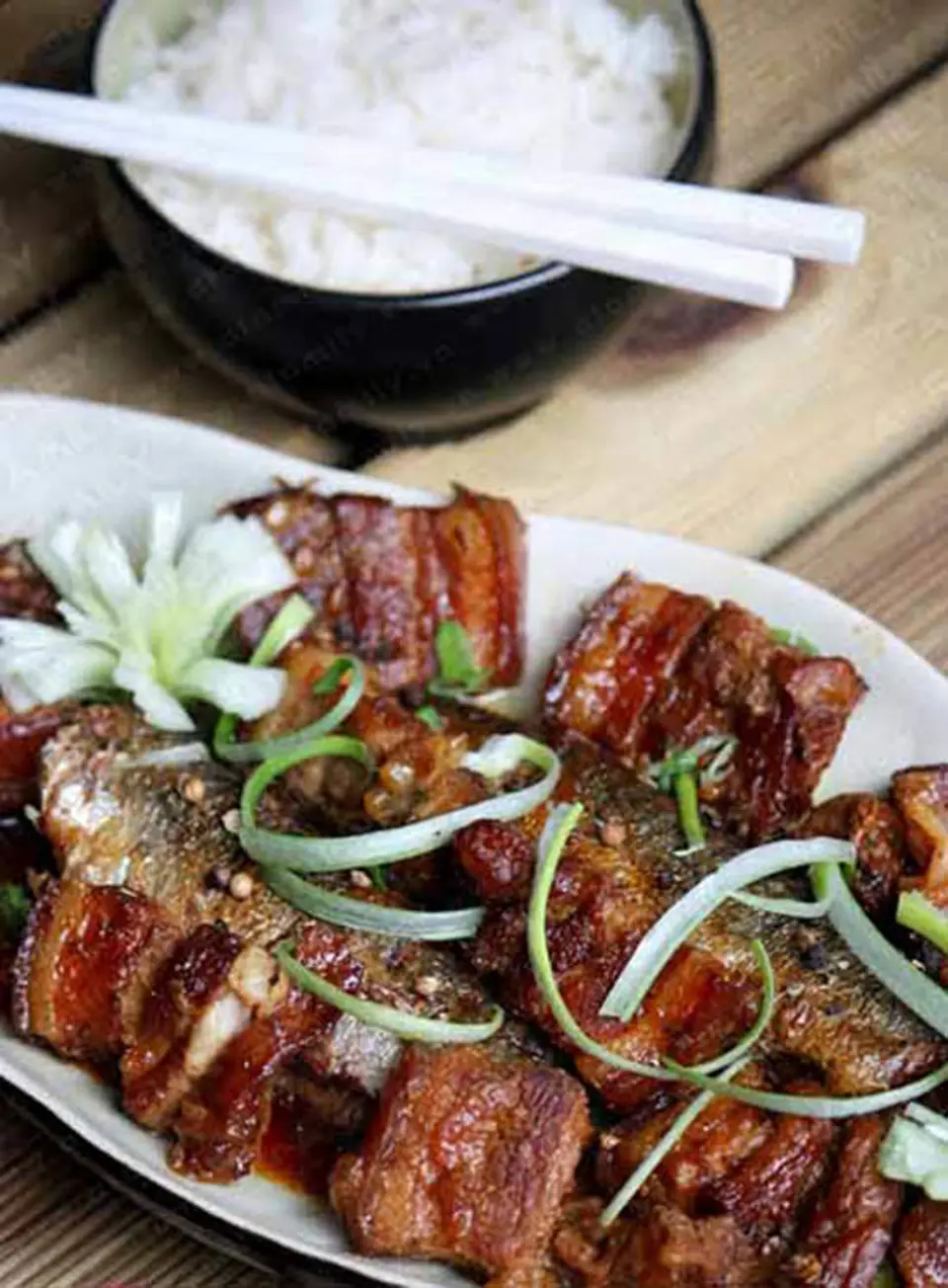 Cá kho tộ với trà xanh
