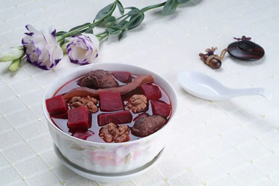 Canh đuôi lợn nấu củ dền