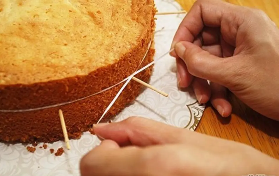 CẮT BÁNH GATO BẰNG SỢI CHỈ MÀ VẪN ĐẸP