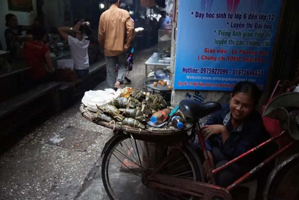 NGÕ CHỢ ĐỒNG XUÂN- THIÊN ĐƯỜNG QUÀ VẶT GIÁ RẺ NGÕ CHỢ ĐỒNG XUÂN- THIÊN ĐƯỜNG QUÀ VẶT GIÁ RẺ