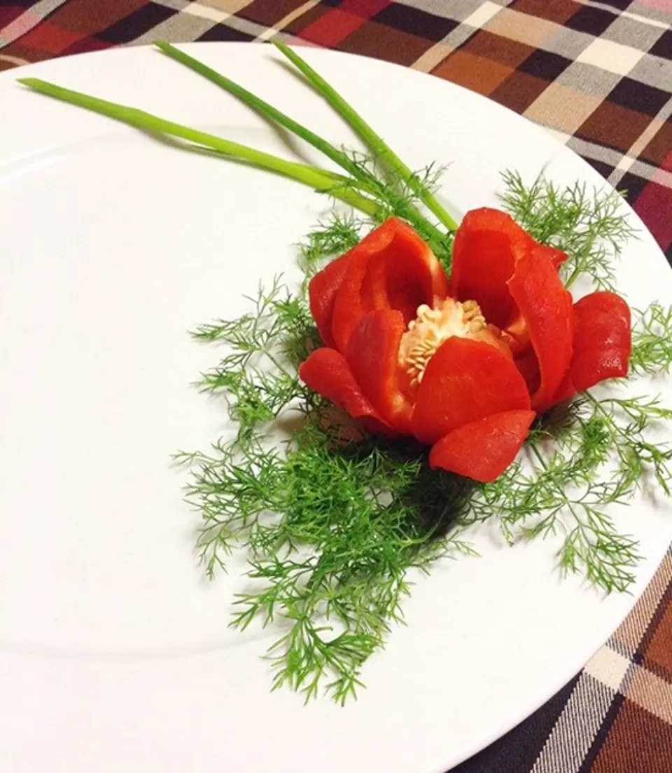 TỈA HOA ỚT CHUÔNG ĐỂ BÀN ĂN THÊM RỰC RỠ