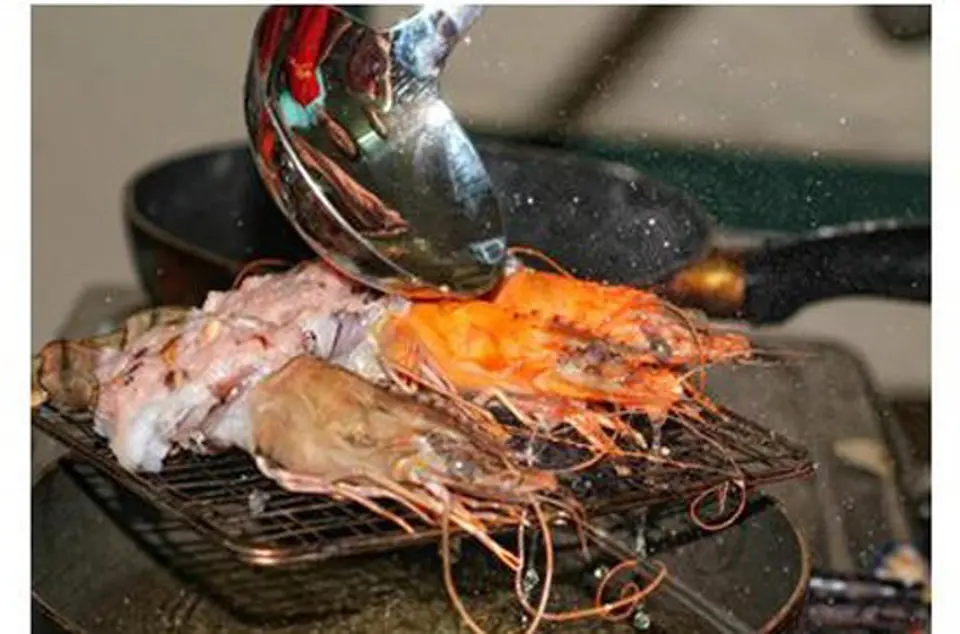 Ăn hải sản ngon như tôm he nhồi thịt nướng