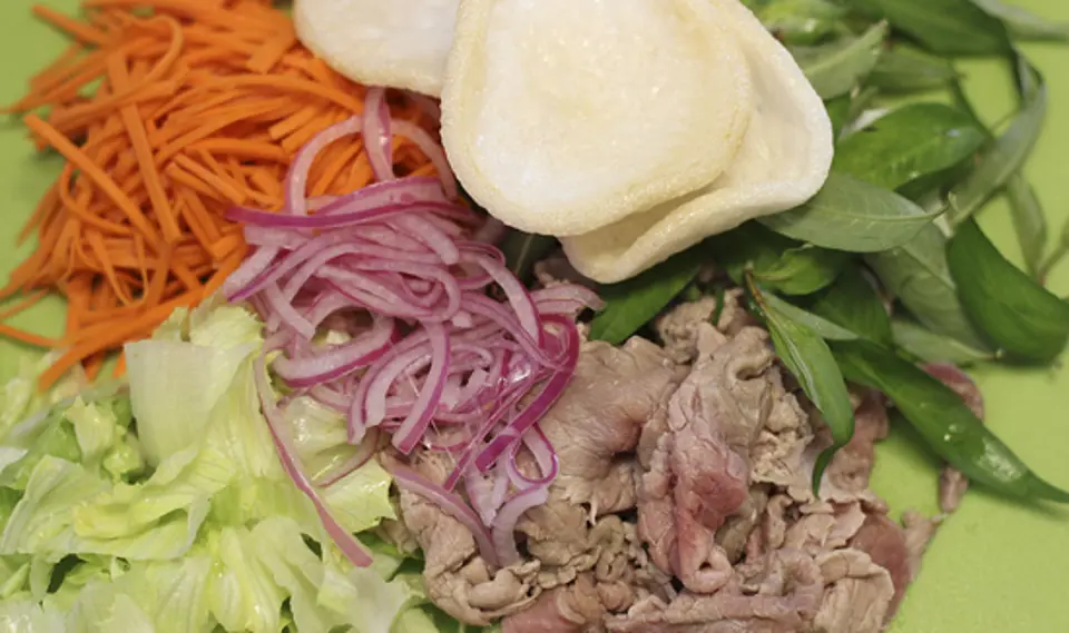 Ăn ngon với gỏi bò tái chanh