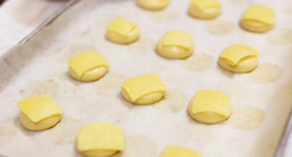 Bánh su kem nhân custard thơm ngon hấp dẫn