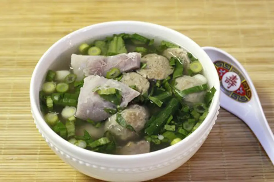 Canh bò viên nấu khoai môn cho bữa cơm chiều Canh bò viên nấu khoai môn cho bữa cơm chiều