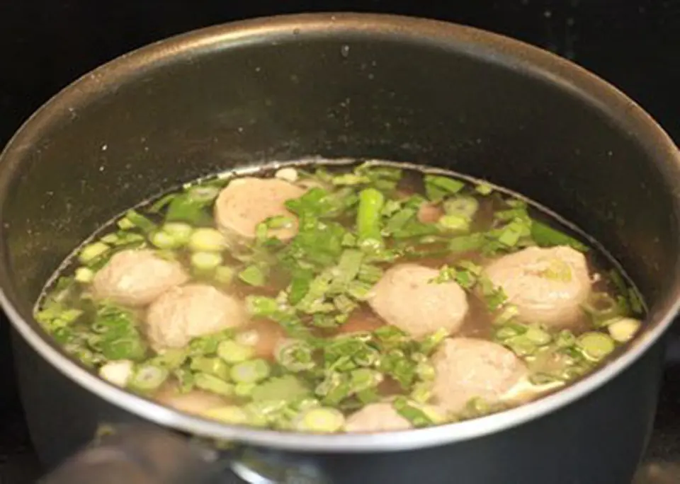 Canh bò viên nấu khoai môn cho bữa cơm chiều Canh bò viên nấu khoai môn cho bữa cơm chiều