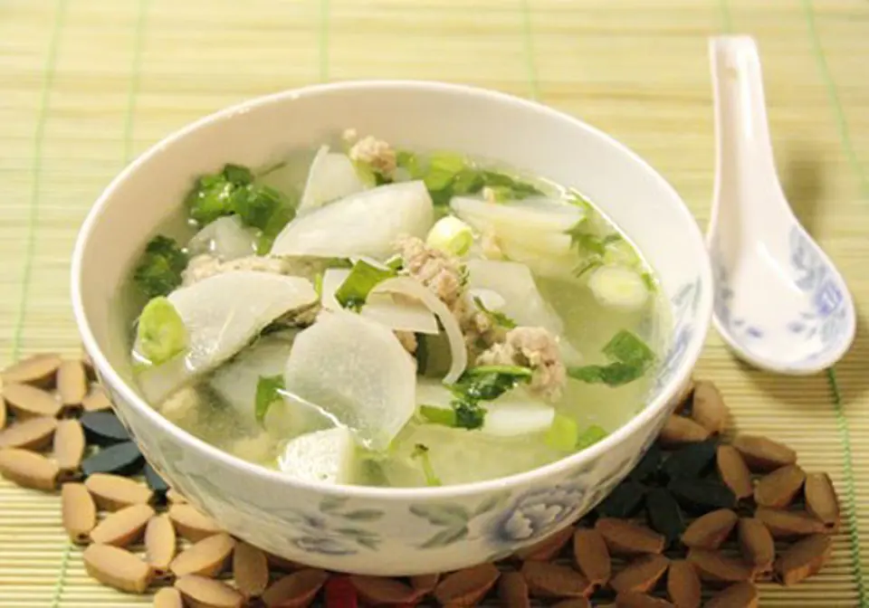 Canh củ cải trắng nấu với thịt nạc xay đơn giản dễ làm