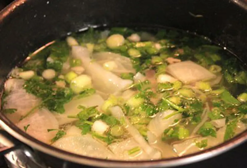 Canh củ cải trắng nấu với thịt nạc xay đơn giản dễ làm
