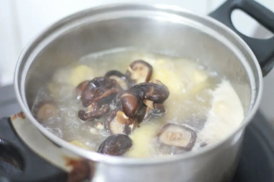 Gà hầm hạt sen tẩm bổ cho cả gia đình