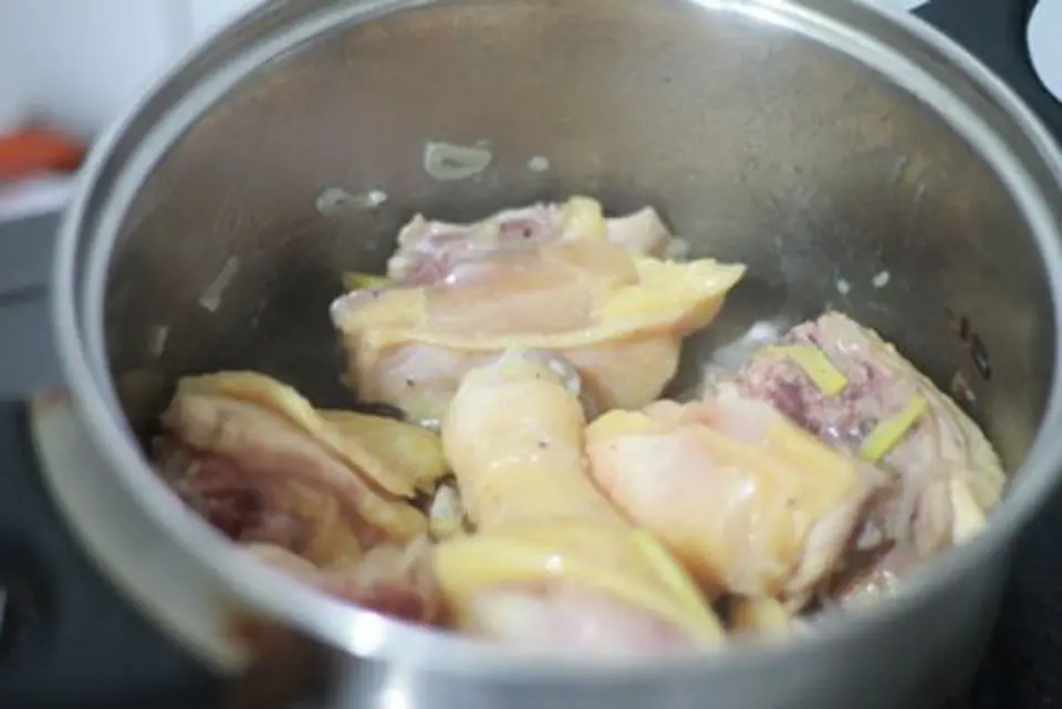 Gà hầm hạt sen tẩm bổ cho cả gia đình