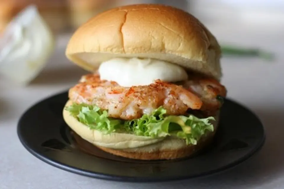 Hambuger tôm sốt mayonaise cho bữa sáng tuyệt vời