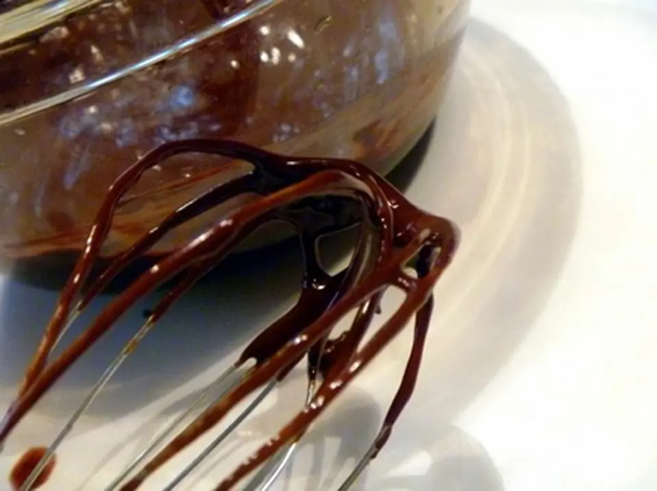 Làm bánh kem chocolate tặng một nửa yêu thương
