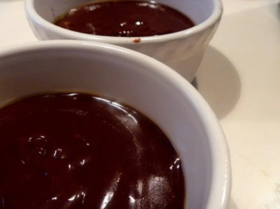 Làm bánh kem chocolate tặng một nửa yêu thương