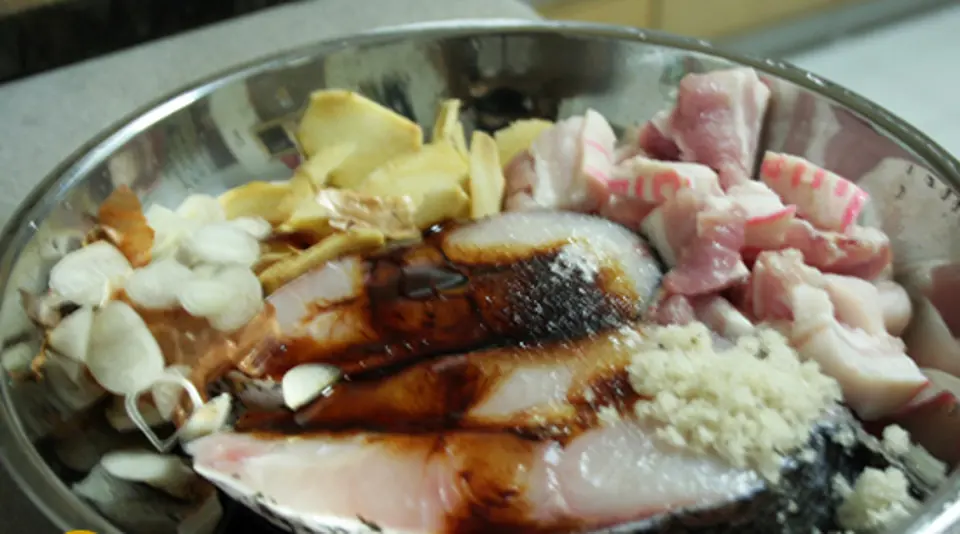 Làm cá kho riềng theo công thức đặc biệt