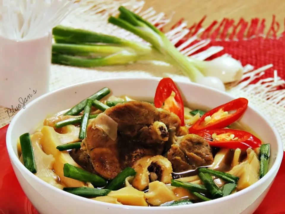 Măng hầm chân giò ai ăn cũng thích